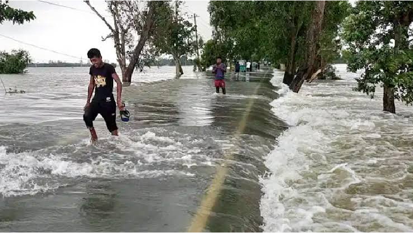 বন্যার পানি বাড়ছে