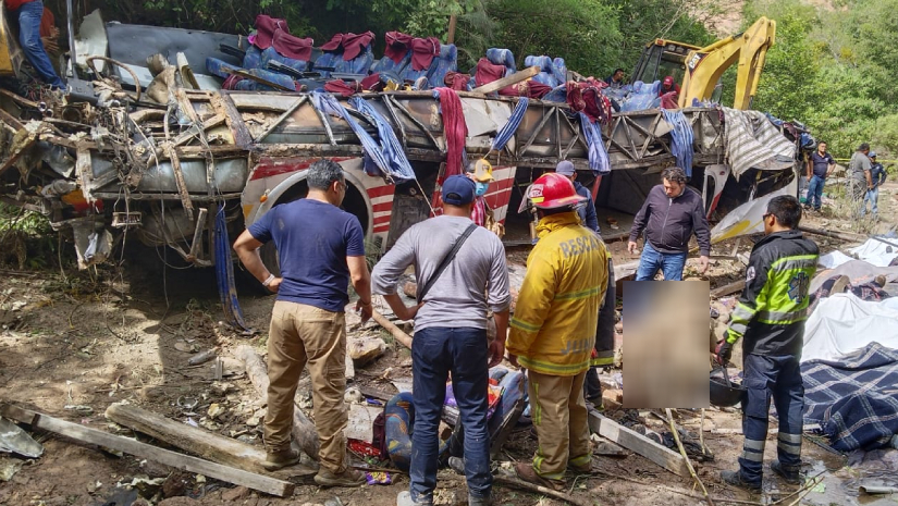 দুর্ঘটনাকবলিত বাস থেকে হতাহতদের উদ্ধার করা হচ্ছে