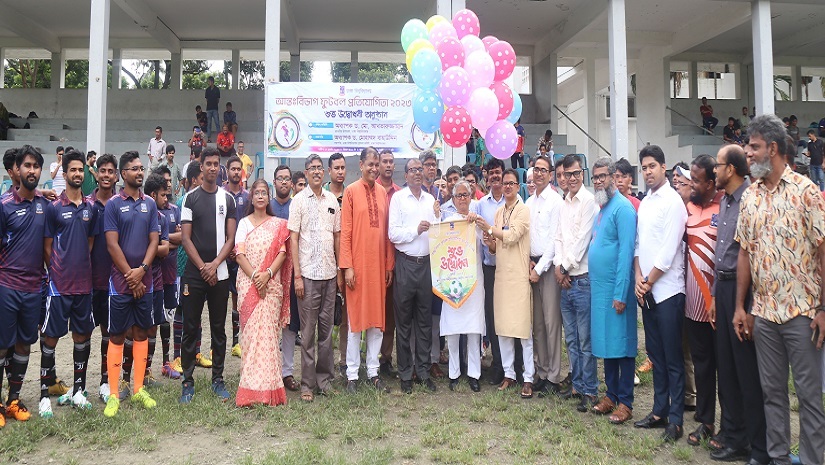 ঢাবির আন্তঃবিভাগ ফুটবল প্রতিযোগিতার উদ্বোধন করেন উপাচার্য অধ্যাপক ড. মো. আখতারুজ্জামান