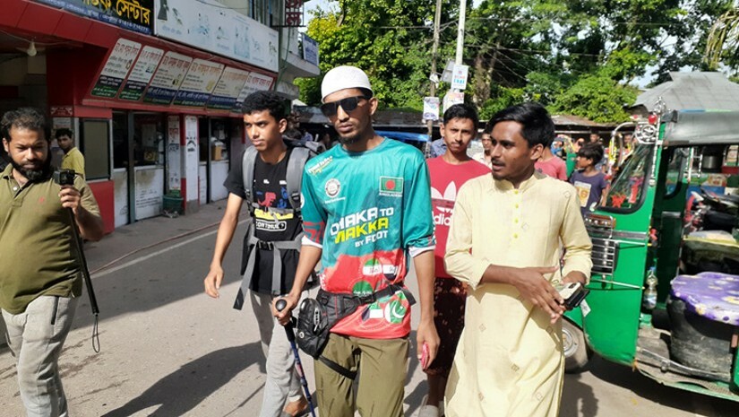 পায়ে হেঁটে হজ পালন করতে যাত্রা শুরু করেছেন কুমিল্লার আলিফ মাহমুদ আদিব