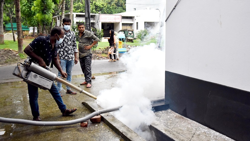 খুবিতে ফগার মেশিনের মাধ্যমে মশক নিধন ওষুধ ছিটানো হচ্ছে