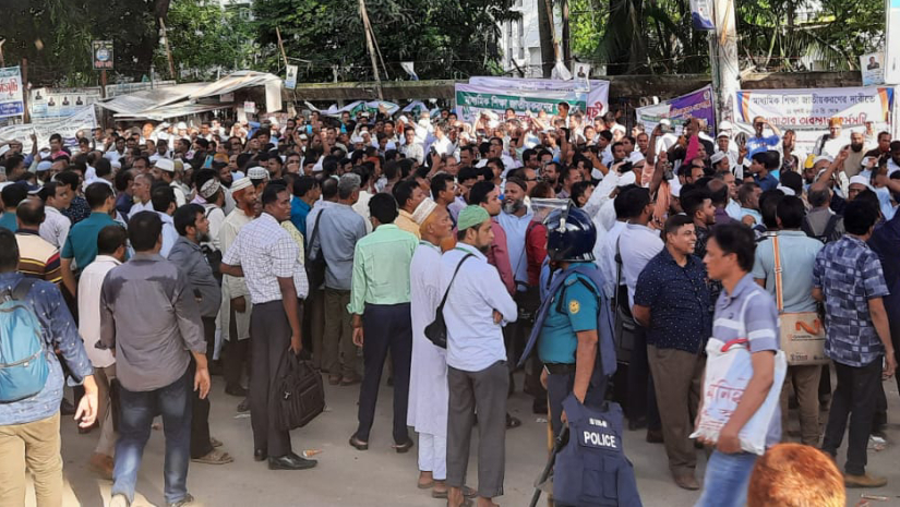 আন্দোলনরত শিক্ষকরা