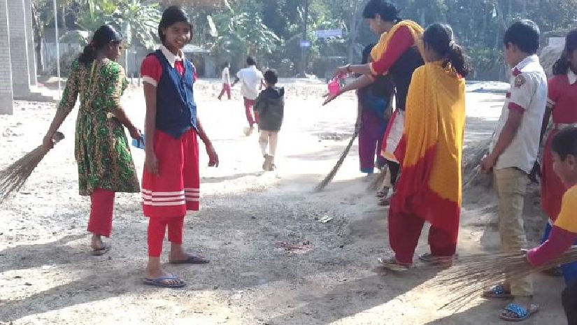 বিভিন্ন স্থান পরিষ্কার করছেন ক্ষুদে শিক্ষার্থীরা