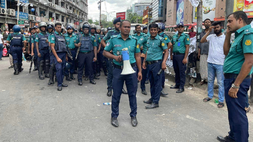 রাজধানীর গুলশান-১ মোড়ে পুলিশের অবস্থান