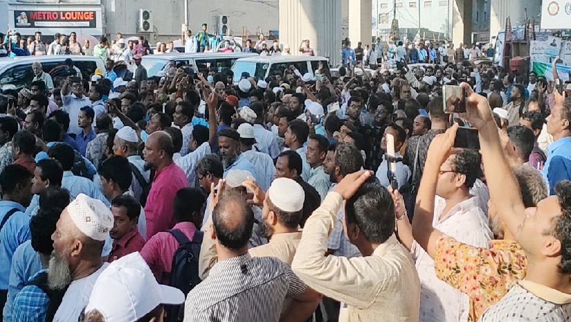 জাতীয়করণের দাবিতে আন্দোলনরত শিক্ষকরা