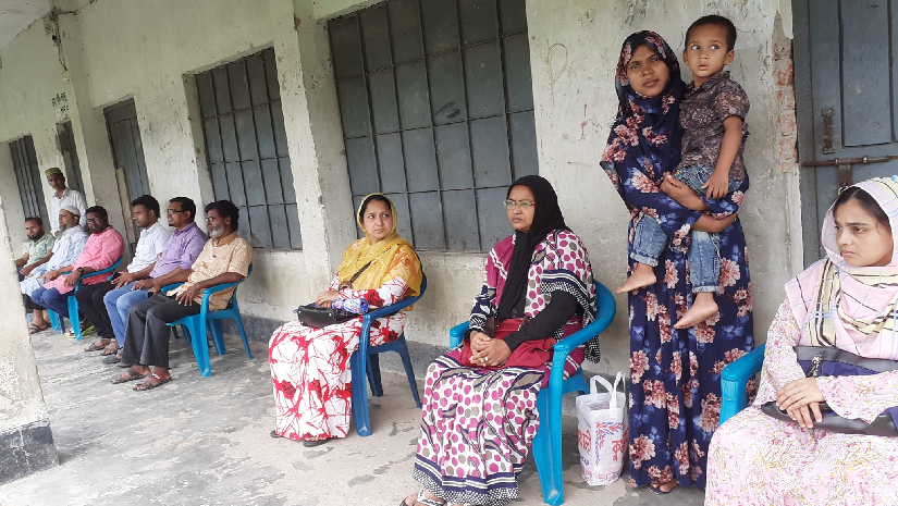 শ্রেণিকক্ষে তালা ঝুলিয়ে শিক্ষকদের অবস্থান