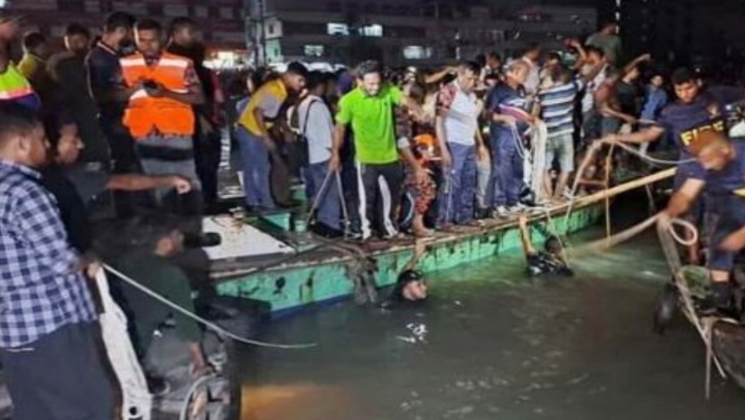 উদ্ধারকাজ চালাচ্ছেন ফায়ারসার্ভিসের ডুবুরি দল