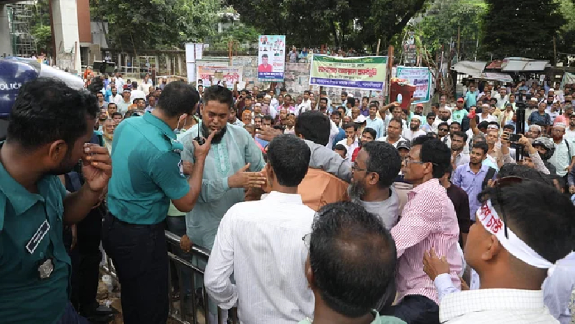 বাংলাদেশ শিক্ষক সমিতির অবস্থান কর্মসূচি চলছে