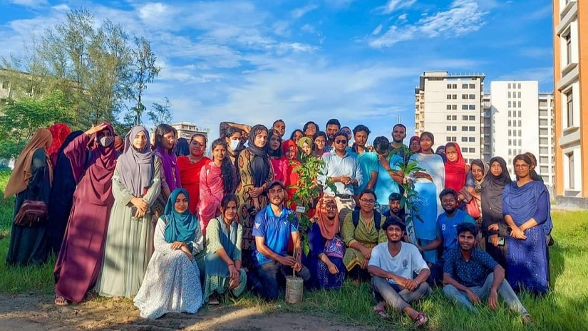 গাছ লাগানোর অ্যাসাইনমেন্টে অংশ নেওয়া শিক্ষার্থীরা