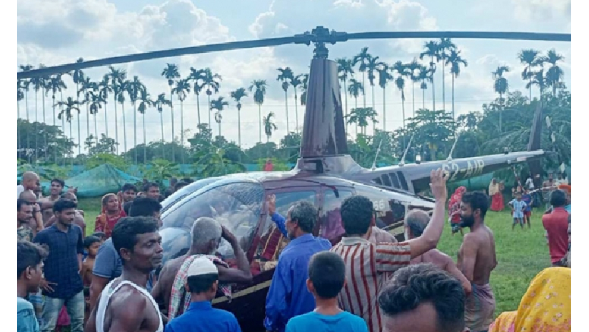 হেলিকপ্টার দেখতে গ্রামবাসীর ভীড়