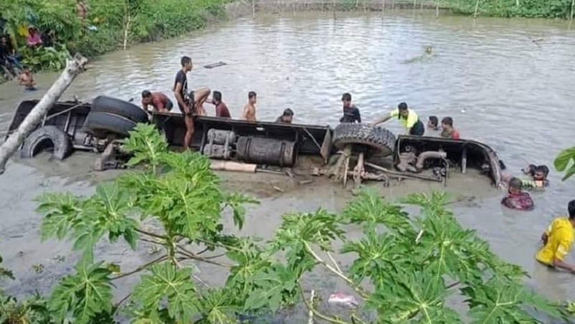 ঝালকাঠিতে নিয়ন্ত্রণ হারিয়ে পুকুরে পড়ে যাওয়া বাস