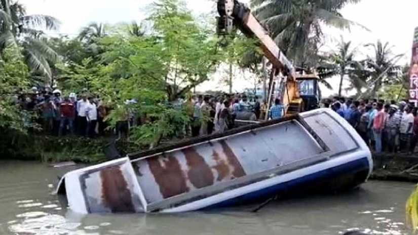 নিয়ন্ত্রণ হারিয়ে পুকুরে পড়ে যাওয়া বাস