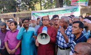 প্রধানমন্ত্রীর কাছে ২ মিনিট সময়ের জন্য আকুতি আন্দোলনরত শিক্ষকদের