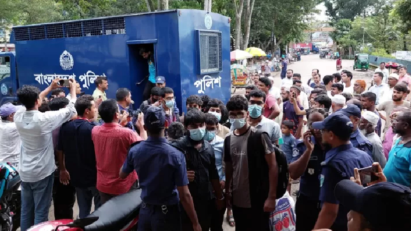 আটকের পর শিক্ষার্থীদের জেলা আদালতে তোলা হয়