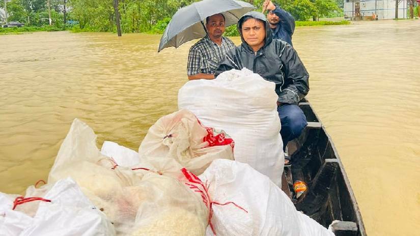 ত্রাণবাহী নৌকা