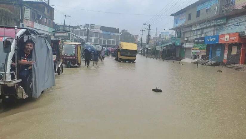 টানা বৃষ্টি এবং পাহাড়ি ঢলে পানিতে তলিয়েছে পার্বত্য জনপদ