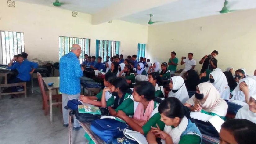 বাকৃবির সাবেক উপাচার্যের অবসর কাটছে শৈসবের স্কুলে শিক্ষকতা করে