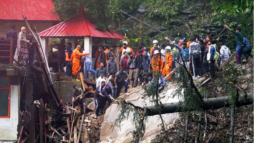 ক্ষতিগ্রস্ত এলাকায় উদ্ধার কাজে স্থানীয় উদ্ধার কর্মীরা