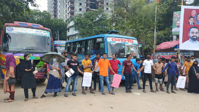 নীলক্ষেত মোড়ে শিক্ষার্থীদের অবস্থান