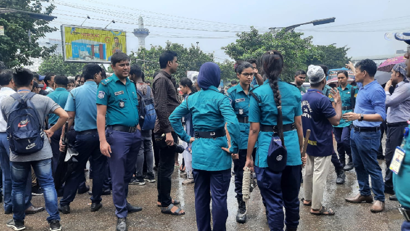 ৭ কলেজ শিক্ষার্থীদের সরিয়ে দিয়েছে পুলিশ 