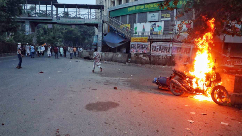 শাহবাগ মোড়ে কয়েকটি মটরসাইকেলে আগুন ধরিয়ে দয়ে বিক্ষোভকারীরা