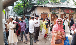 কেন্দ্রে এইচএসসি পরীক্ষার্থী, অপেক্ষার প্রহর গুণছেন অভিভাবকেরা