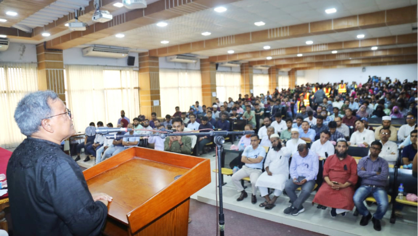 নবীনবরণ অনুষ্ঠানে বক্তব্য রাখছেন যবিপ্রবি উপাচার্য অধ্যাপক আনোয়ার হোসেন