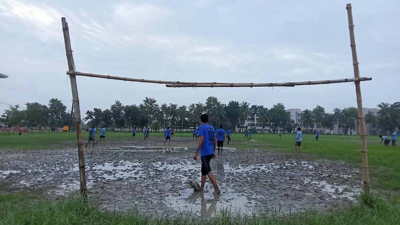 ভারী বর্ষণে খুলনা বিশ্ববিদ্যালয়ের কেন্দ্রীয় মাঠ কাদাপানিতে একাকার হয়ে গেছে