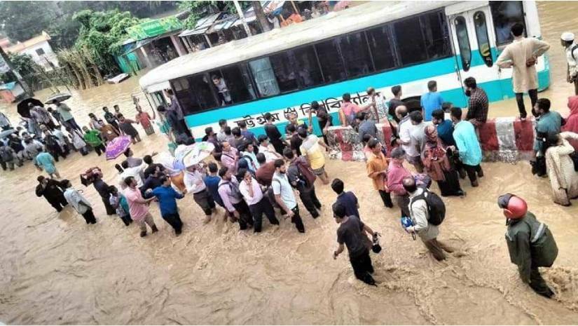 জলাবদ্ধতা সৃষ্টি হওয়ায় শিক্ষক, কর্মকর্তা ও কর্মচারীদের বাস চলাচল বিঘ্নিত