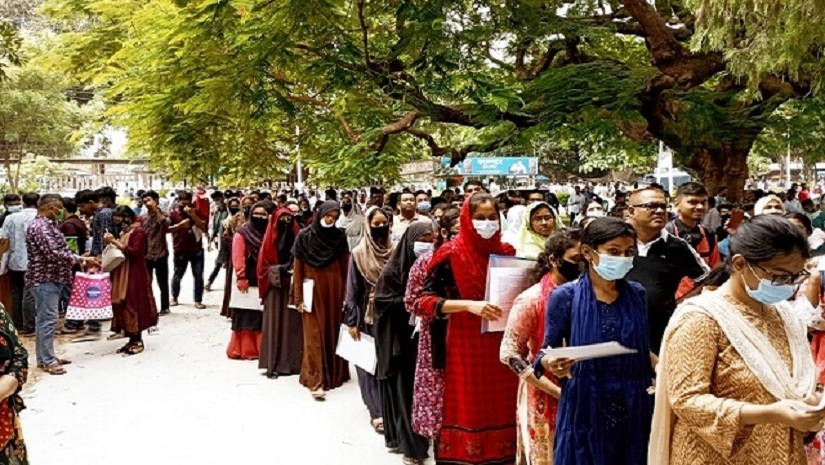 বিশ্ববিদ্যালয়ের ভর্তি পরীক্ষায় অংশ নেওয়া শিক্ষার্থীরা