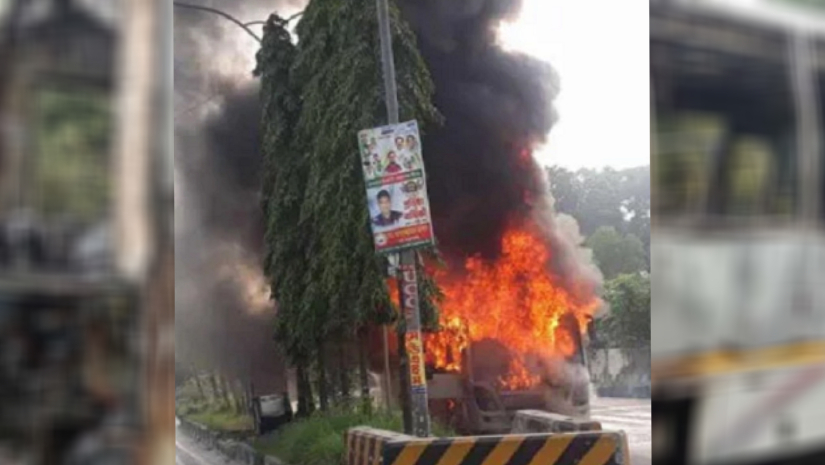 রাজধানীর আগারগাঁও সিগনালে এসি বাসটিতে আগুন লাগে