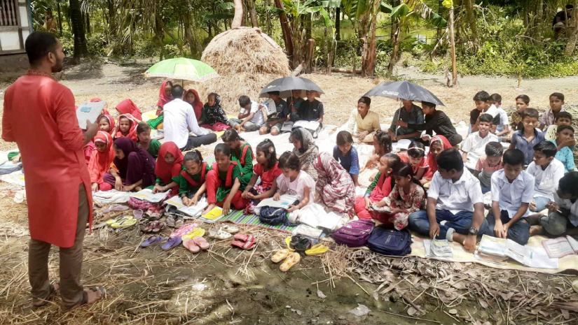 খোলা আকাশের নিচে ক্লাস করছে বিদ্যালয়ের শিক্ষর্থীরা