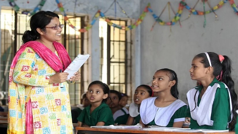 শ্রেণিকক্ষে পাঠদানরত শিক্ষিকা