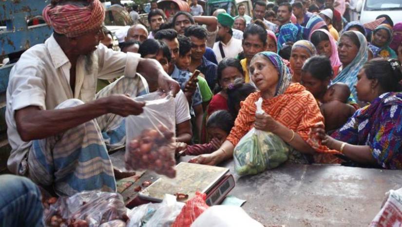 দরিদ্র জনগোষ্ঠীর জন্য টিসিবির ট্রাকে করে নিত্যপণ্য খোলা বাজারের তুলনায় কিছুটা কম দামে বিক্রি করা হয়