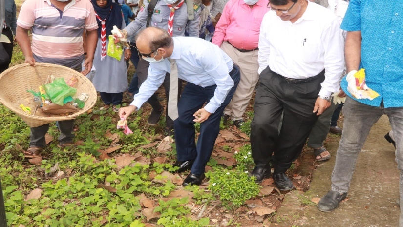 ক্যাম্পাস পরিষ্কার পরিচ্ছন্ন কর্মসূচীতে কুবি ভিসি