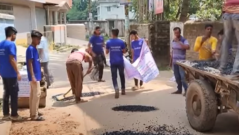 রাস্তা সংস্কারের কাজে শিক্ষার্থীরা