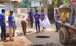 শিক্ষার্থীদের টিফিনের অর্থে রাস্তা সংস্কার