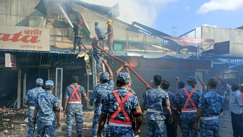 আগুন নিয়োন্ত্রণে ফায়ার সার্ভিসের সাথে সেনা-নৌ ও বিমানবাহিনীর অগ্নিনির্বাপণ দল যোগ দেয়