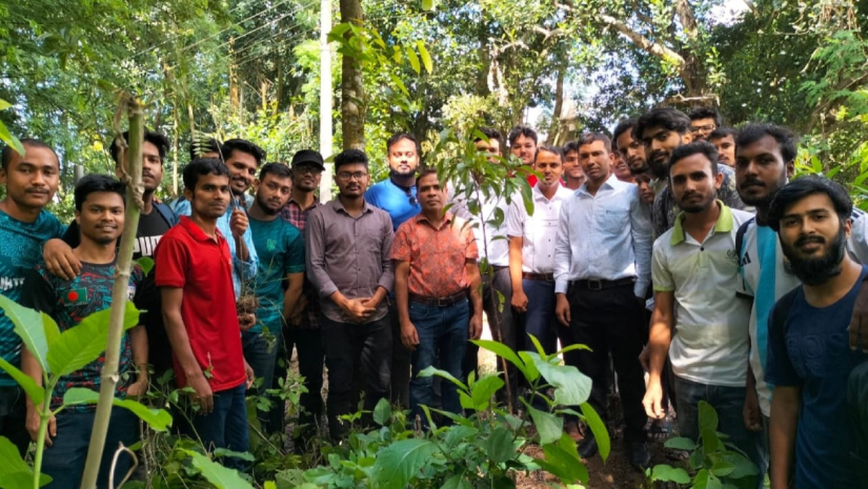 প্রয়াত শিক্ষার্থীর স্বরণে বৃক্ষরোপন করছে মার্কেটিং বিভাগ