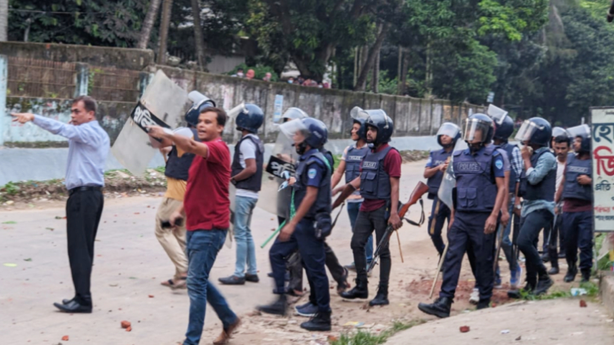 সংঘর্ষের পর ঘটনাস্থলে পুলিশের ব্যাপক উপস্থিতি দেখা গেছে