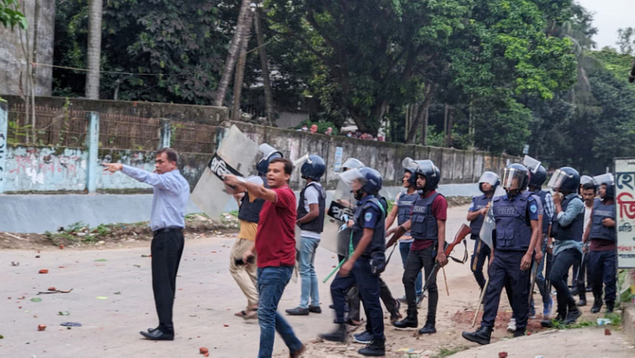 গতকাল শুক্রবার বিশ্ববিদ্যালয়ের প্রক্টরিয়াল বডি পুলিশ এনে পরিস্থিতি নিয়ন্ত্রণে আনেন