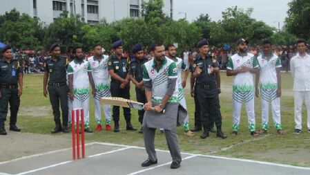 কারাগারে ক্রিকেট খেললেন মাশরাফি, বন্দিদের উল্লাস 