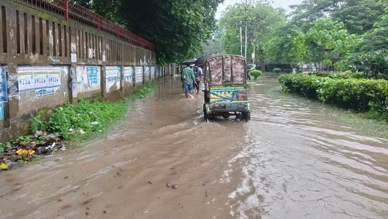 রাতভর বৃষ্টিতে জলাবদ্ধতার সৃষ্টি হয়েছে রাজশাহী বিশ্ববিদ্যালয়ে