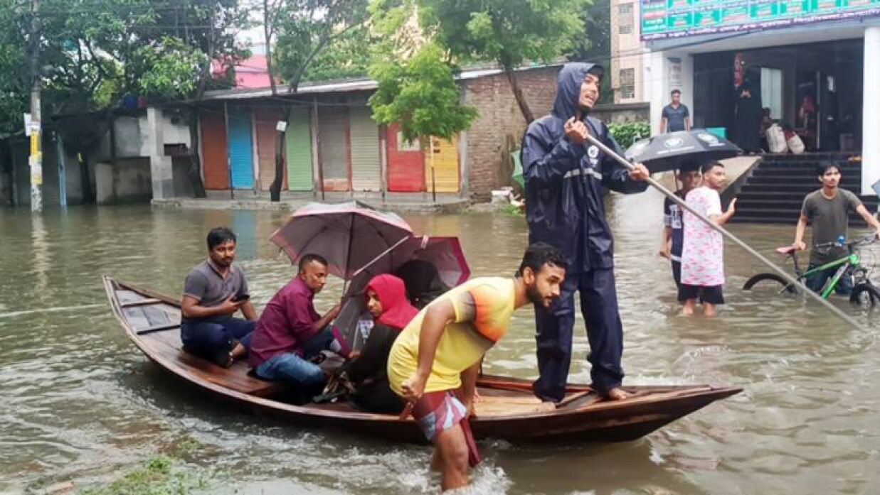 রাজশাহীর রাস্তায় চলছে নৌকা 