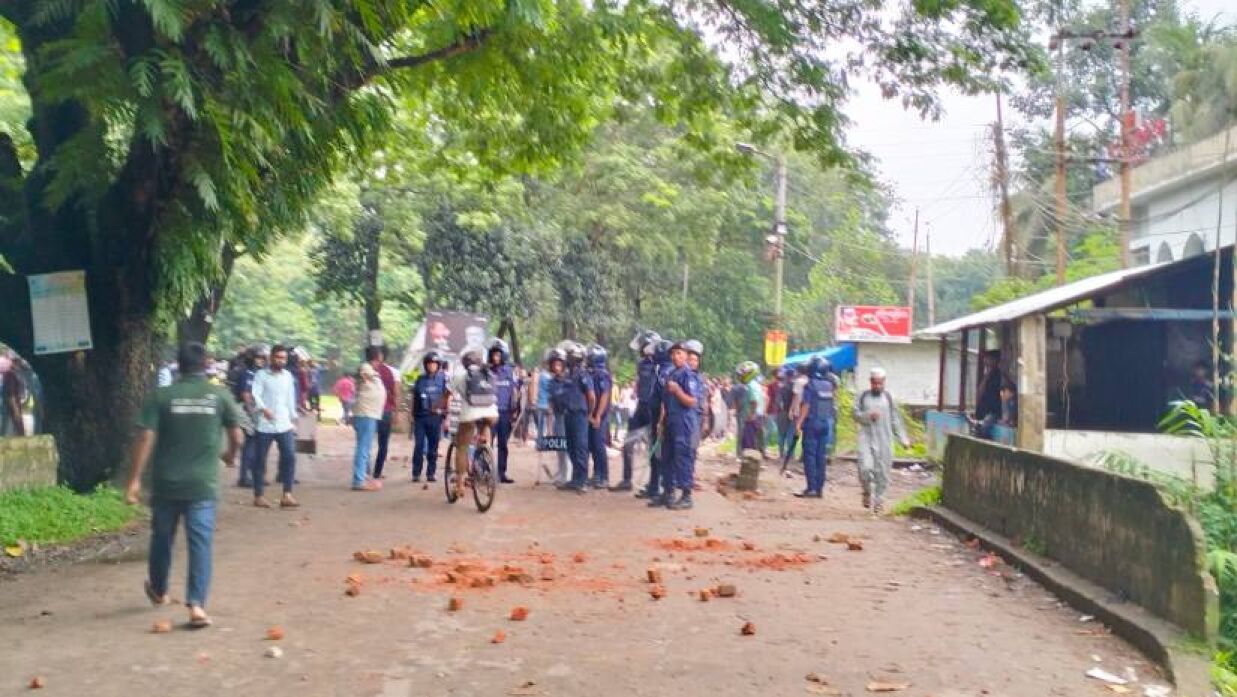 সংঘর্ষের পর ক্যাম্পাসে অতিরিক্ত পুলিশ মোতায়েন