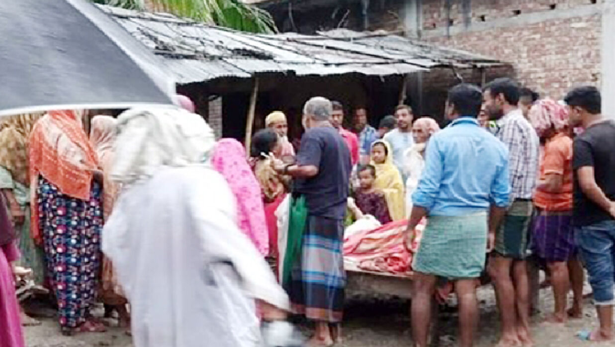 মরদেহ ঘিরে স্বজনদের আহাজারি 