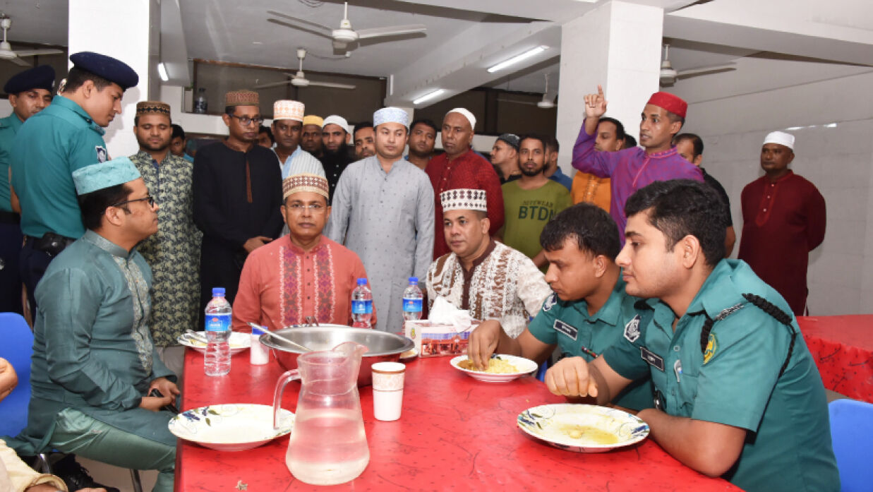 ফোর্সের সাথে এক টেবিলে বসে খাবার খাচ্ছেন ডিএমপি কমিশনার 