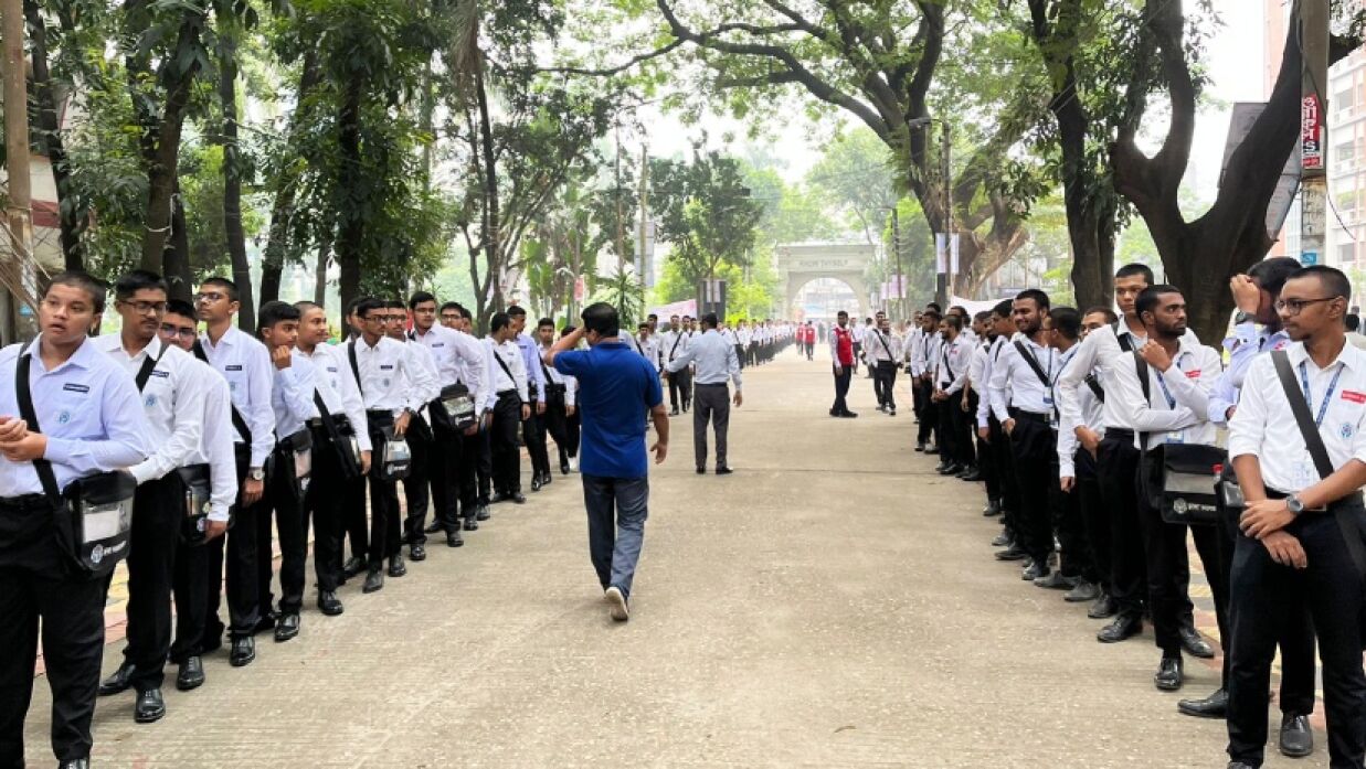 ক্যাম্পাসে নবীনদের পদচারণা