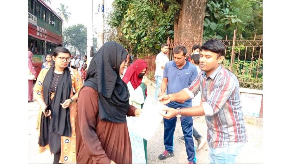 ছাত্র কনভেনশনকে সামনে রেখে ঢাবি ক্যাম্পাসে ছাত্রদলের লিফলেট বিতরণ