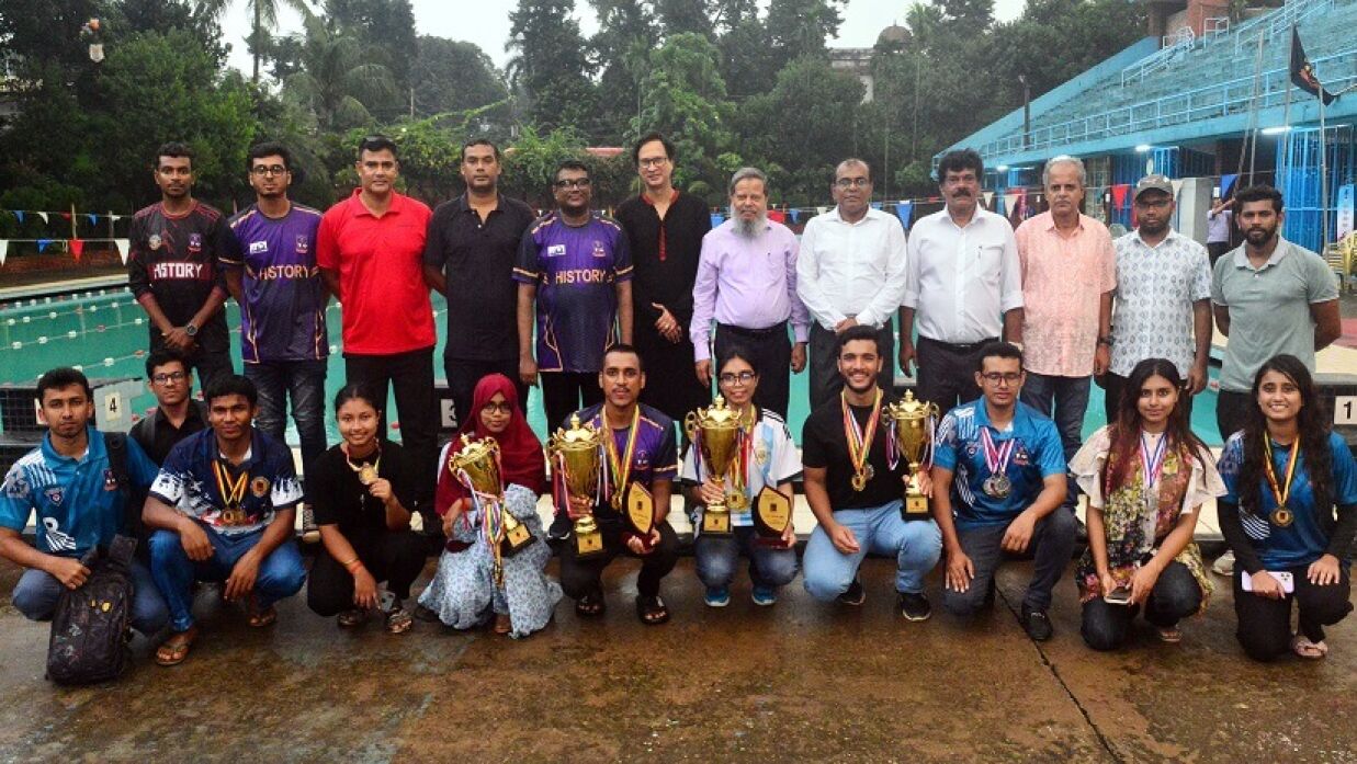 ঢাবির আন্তঃবিভাগ সাঁতার প্রতিযোগিতায় অংশগ্রহণকারীরা